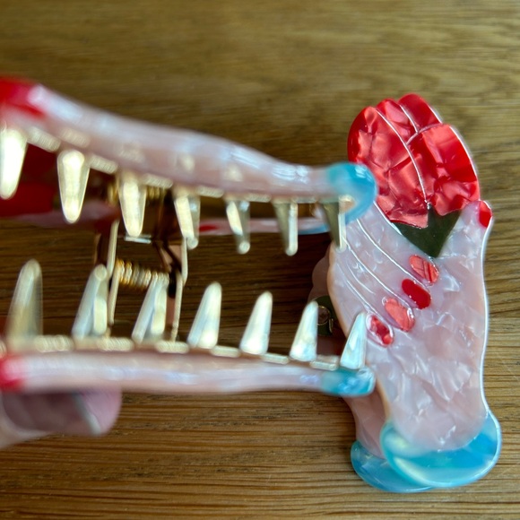 Set Hand holding a rose hair clip. Claw Clip 3.5 in, Acetate. Hair Accessory/New - Picture 3 of 5